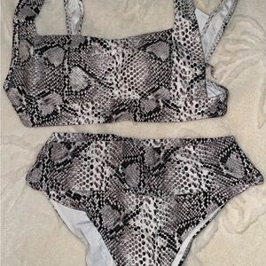 *NEW* Forever21 Women’s Snakeskin 2pc bikini swimsuit
Bottom Sz: M Top Sz: L